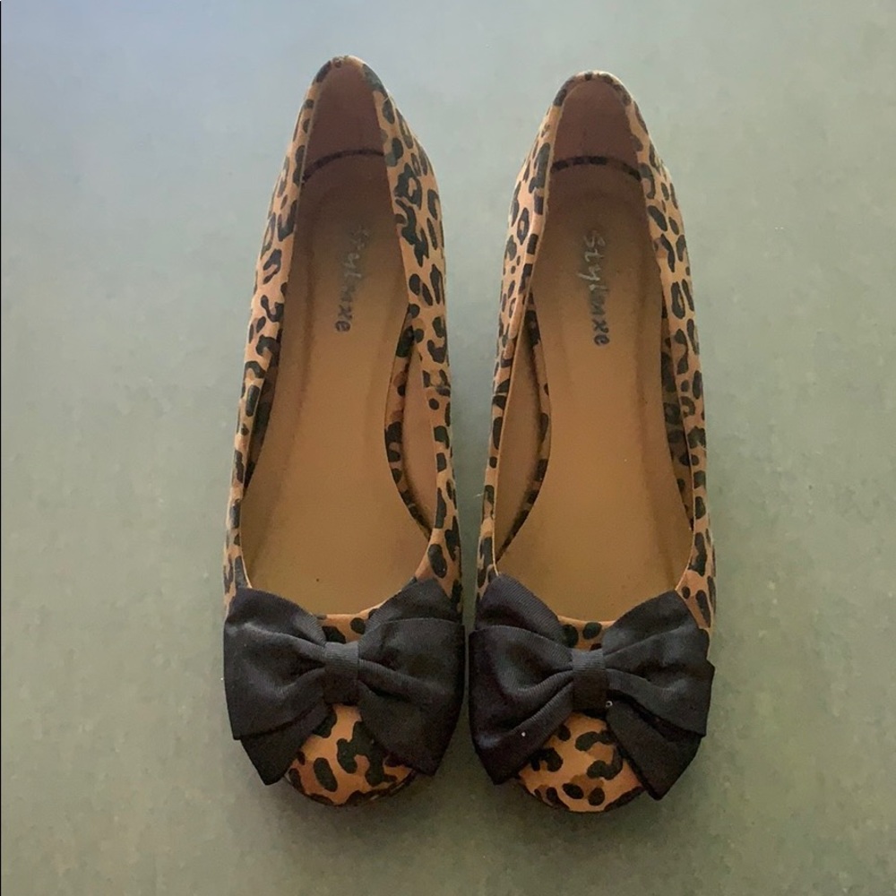Leopard wedges with bow